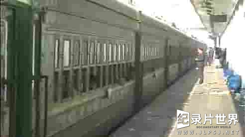 NHK纪录片《返乡潮：2009年春节广州站纪实》记录了当时在经济危机阴影下的广州火车站，迎来春节返乡高峰时刻的场景。数以万计的人们从各地涌向广州，带着各自的生活故事和返乡礼品，挤满车站广场和爆满的火车车厢。这一过程展示了在困难时刻依然怀揣着致富梦想、顽强求生的打工人们，以及他们人生中充满泪水、欢笑和意外的戏剧。这部纪录片深刻揭示了人们在返乡潮中所经历的艰辛与情感起伏，展示了春节期间中国数亿人返乡的壮观场景和背后的生活故事。